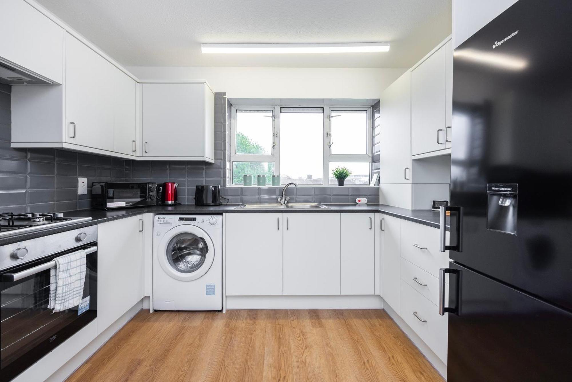 Excel O2 Stunning Large 3 Bedroom Apartment With Balcony Лондон Экстерьер фото