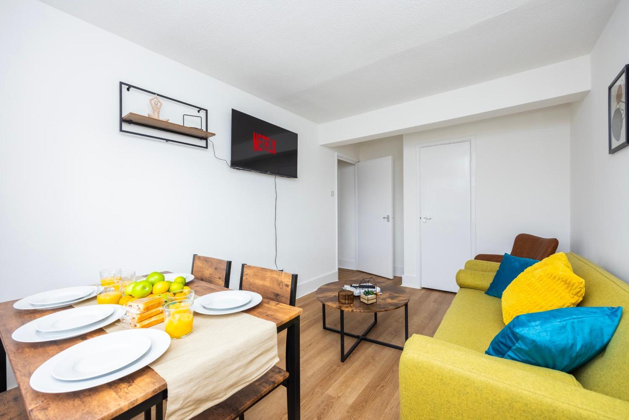 Excel O2 Stunning Large 3 Bedroom Apartment With Balcony Лондон Экстерьер фото