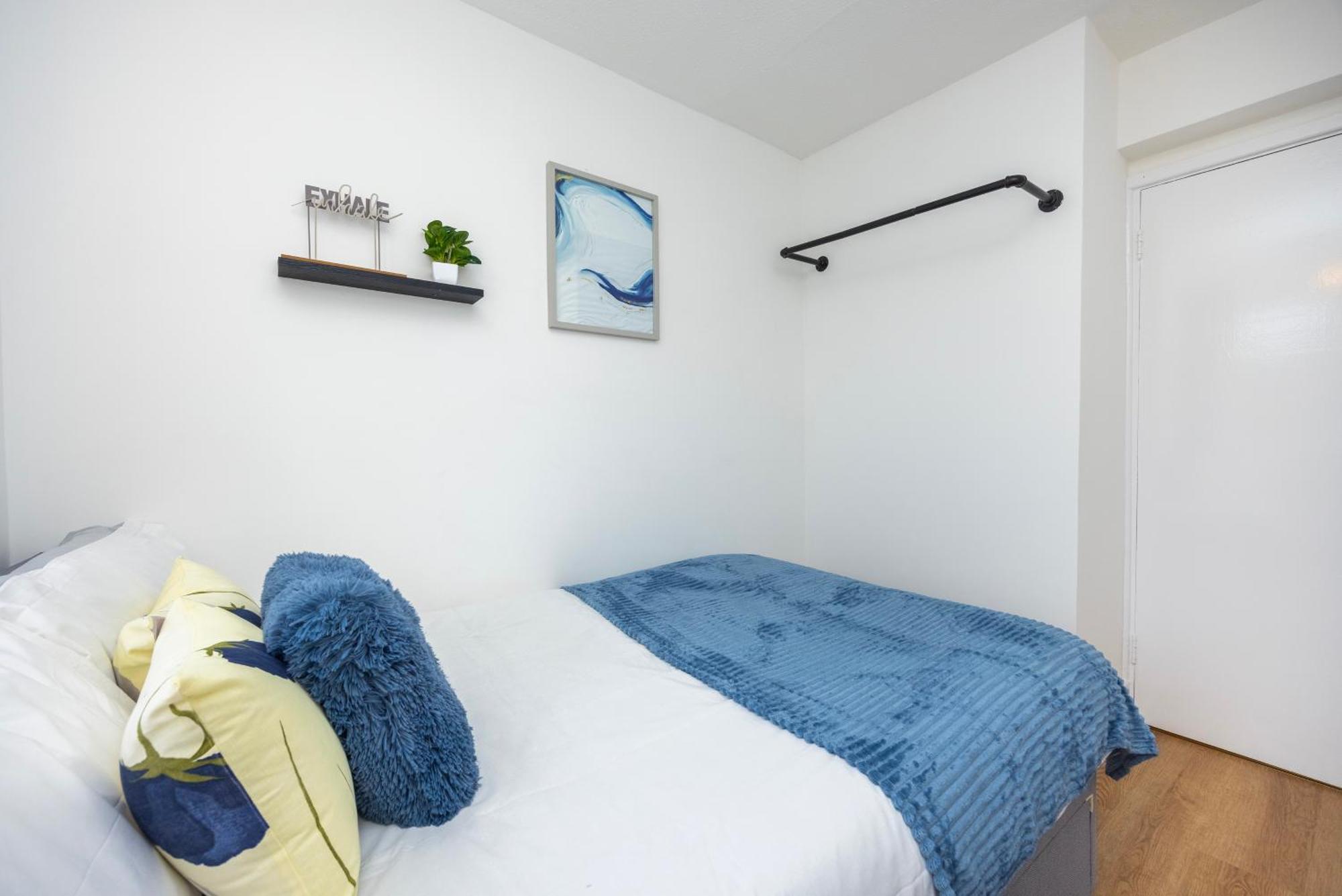 Excel O2 Stunning Large 3 Bedroom Apartment With Balcony Лондон Экстерьер фото